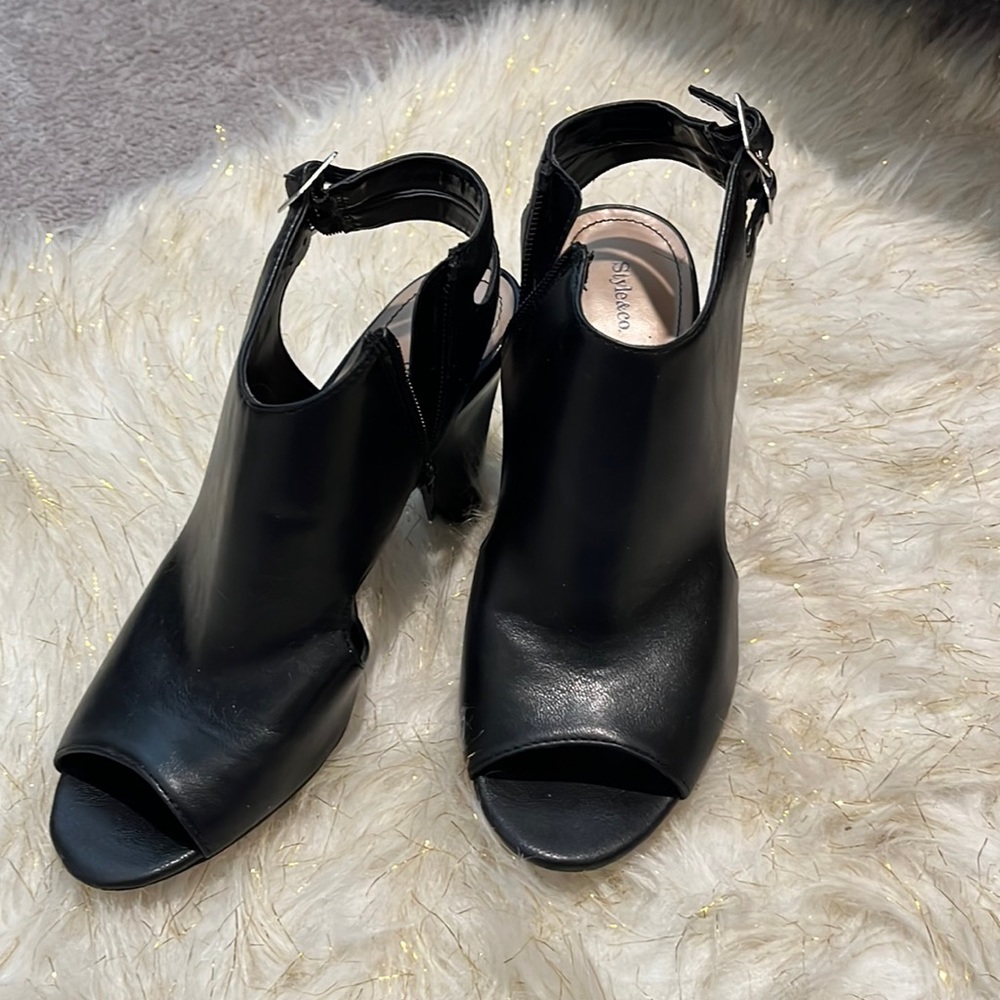 Beautiful 3” high heels open toes. GUC